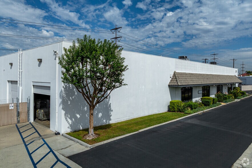 More Photos Of 2710 S Main St, Santa Ana Manufacturing For Lease
