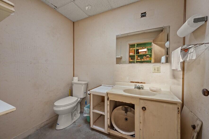 More Photos Of 7 Hills Rd, Newark Warehouse For Sale