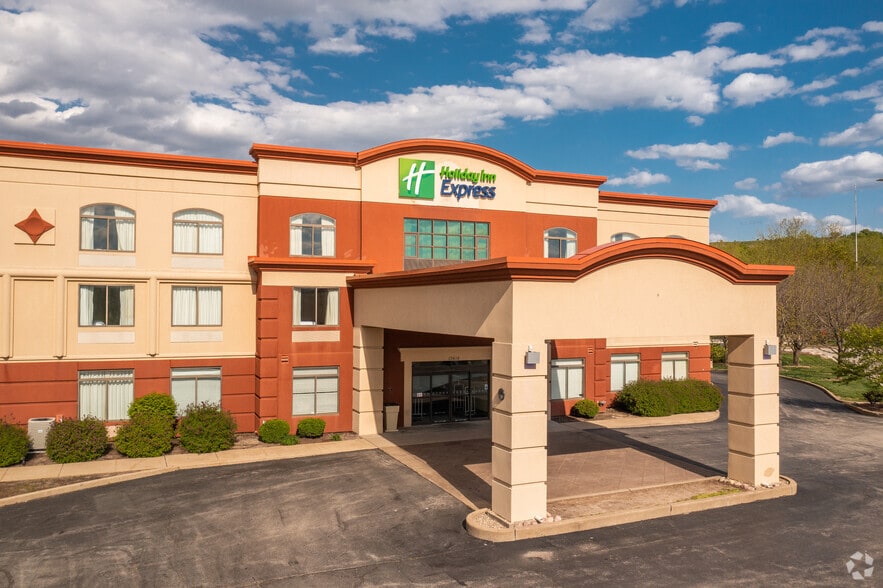 More Photos Of 13615 Riverport Dr, Maryland Heights Hotel For Sale