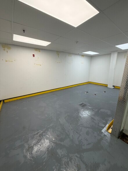 More Photos Of 150 E 400 N, Salem Manufacturing For Lease