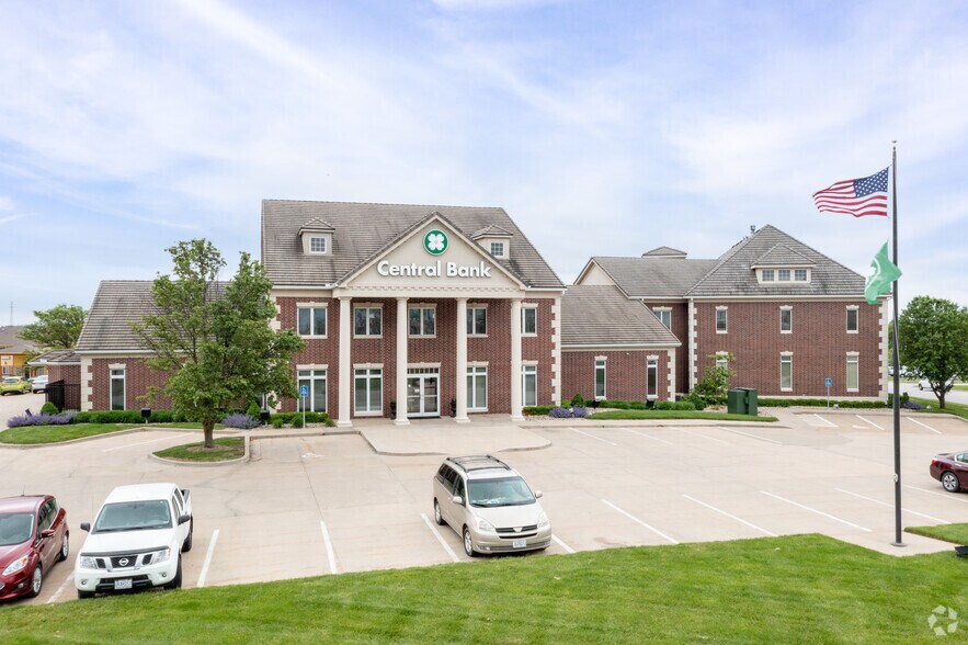 More Photos Of 2400 NW Prairie View Rd, Platte City Office For Lease