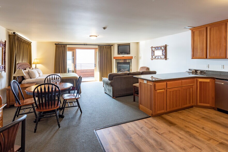 More Photos Of 41-45 Lakeshore Dr, Sagle Hotel For Sale