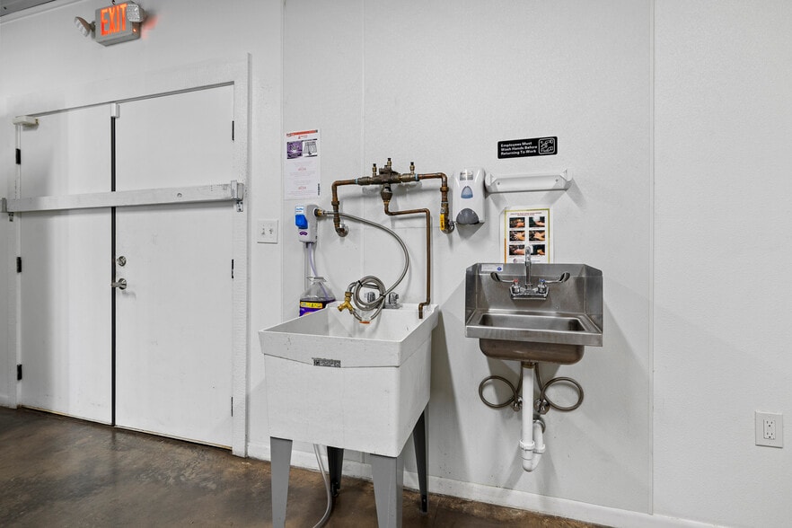 More Photos Of 207 N Henderson Blvd, Kilgore General Retail For Sale