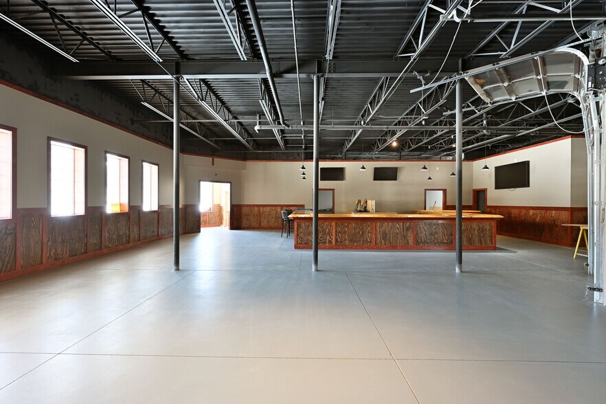 More Photos Of 11706 N Eaton Rd, Hayward Bar For Sale