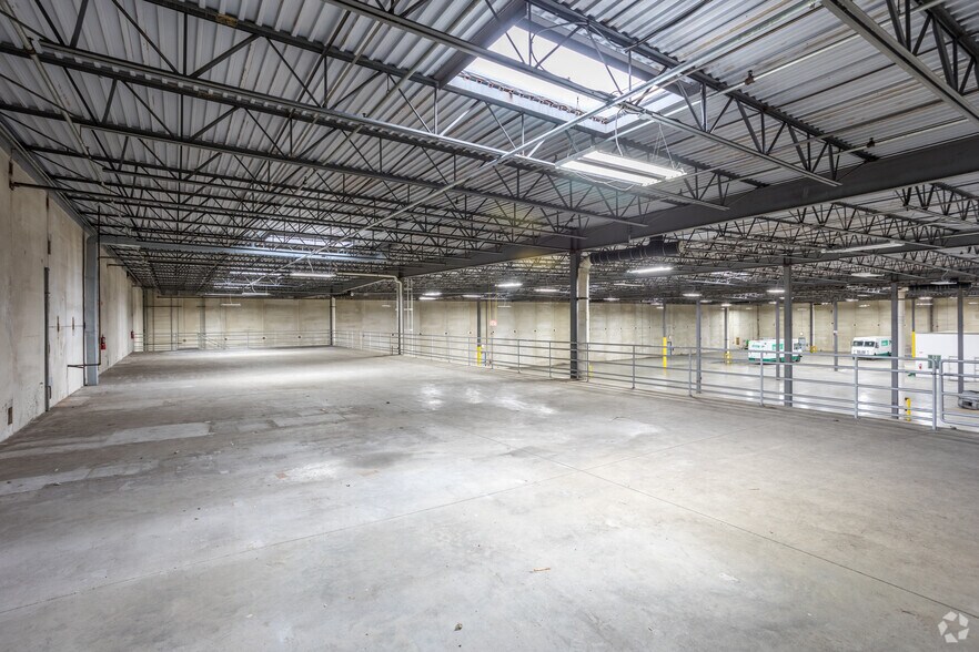 More Photos Of 2401 SE Creekview Dr, Ankeny Distribution For Lease
