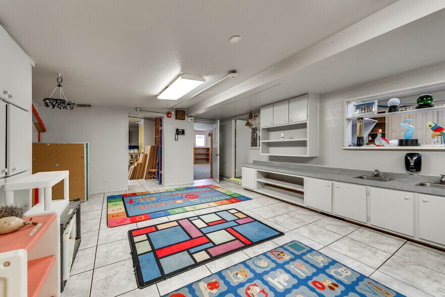 More Photos Of 1005 Austin St, Midland Storefront For Sale