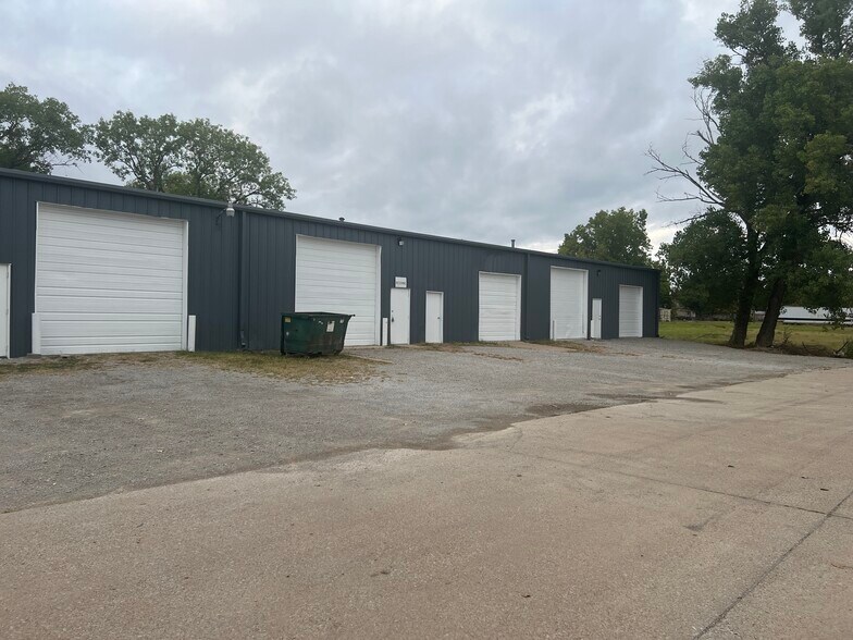 Primary Photo Of 115 NW Adeline Ave, Bartlesville Warehouse For Lease