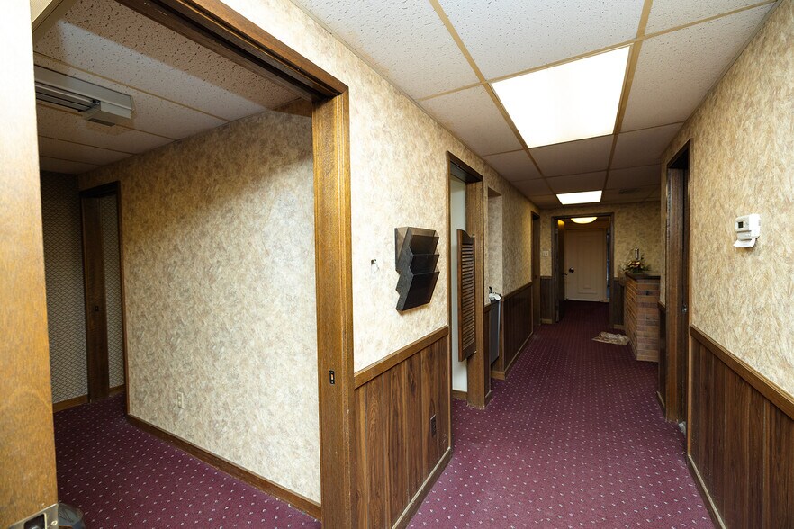 More Photos Of 504 N Poplar St, Peabody Medical For Sale