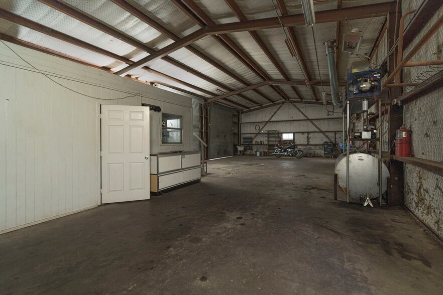 More Photos Of 108 West Gillum, Grandview Warehouse For Sale