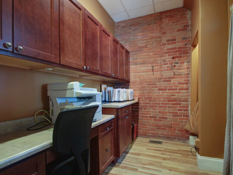 More Photos Of 130 N 5th St, Quincy Storefront Retail Residential For Lease