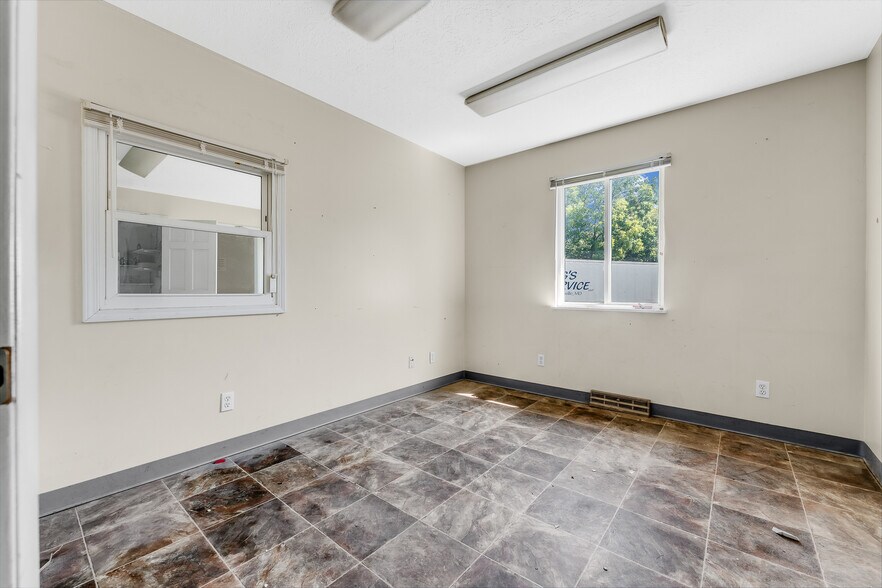 More Photos Of 148 Roush Cir, Fairmont Warehouse For Sale