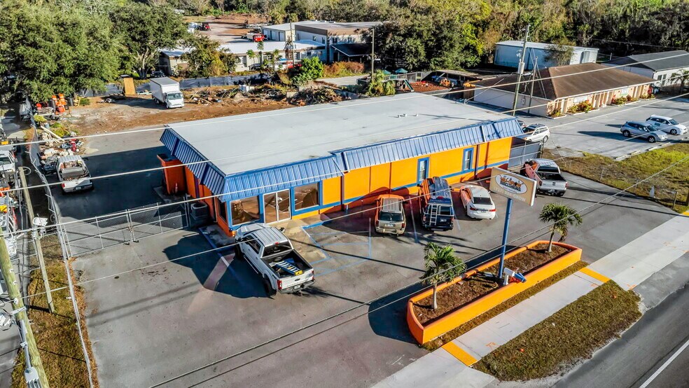 More Photos Of 2922 Grand Blvd, Holiday Flex For Lease