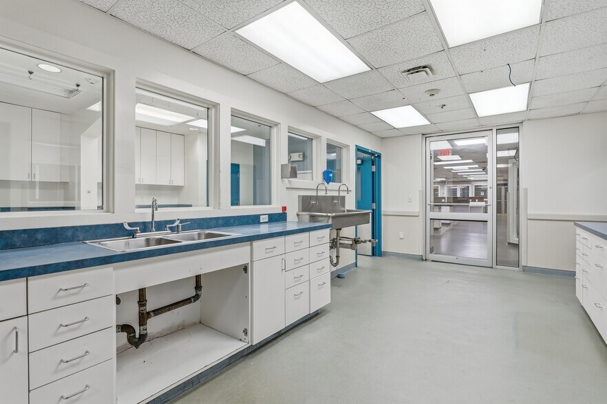More Photos Of 180 Bear Hill Rd, Waltham Hospital For Lease