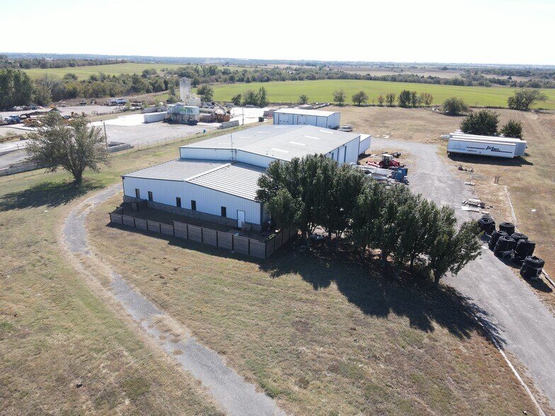 More Photos Of 15160 NW Expressway, Piedmont Warehouse For Lease