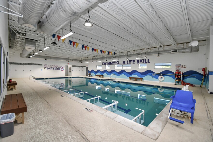 More Photos Of 10423 N Sam Houston Pky E, Humble Sports And Entertainment For Sale