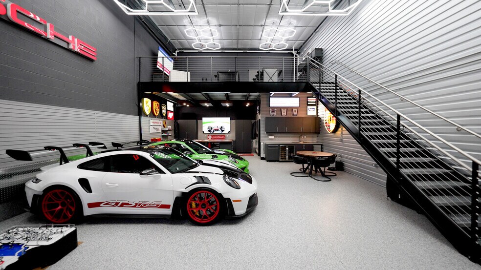 More Photos Of 105 Depot Dr, Belgrade Showroom For Lease