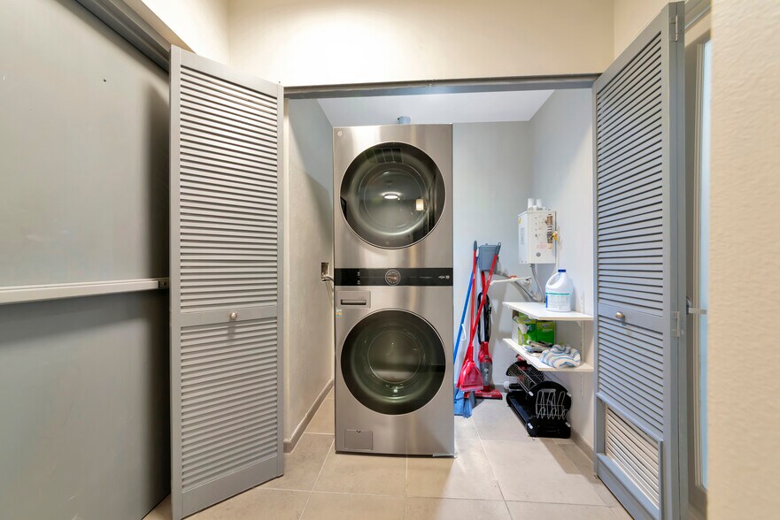 More Photos Of 1345 2nd St, Sarasota Office Residential For Sale