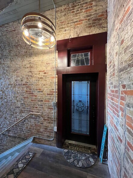More Photos Of 119 E 5th St, Bonham Restaurant For Sale