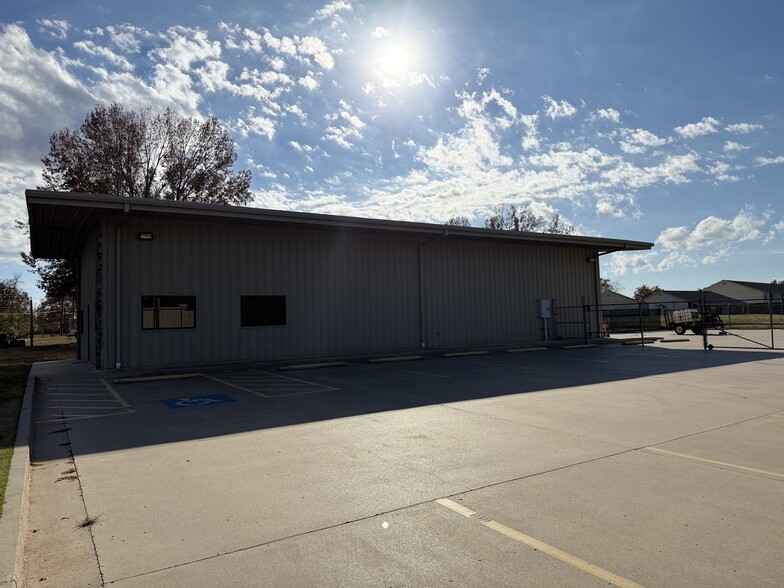 More Photos Of 7108 Texas Rd, Fort Smith Office For Sale