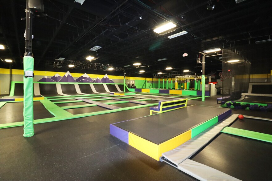 More Photos Of 4211 W 11th Ave, Eugene Freestanding For Sale