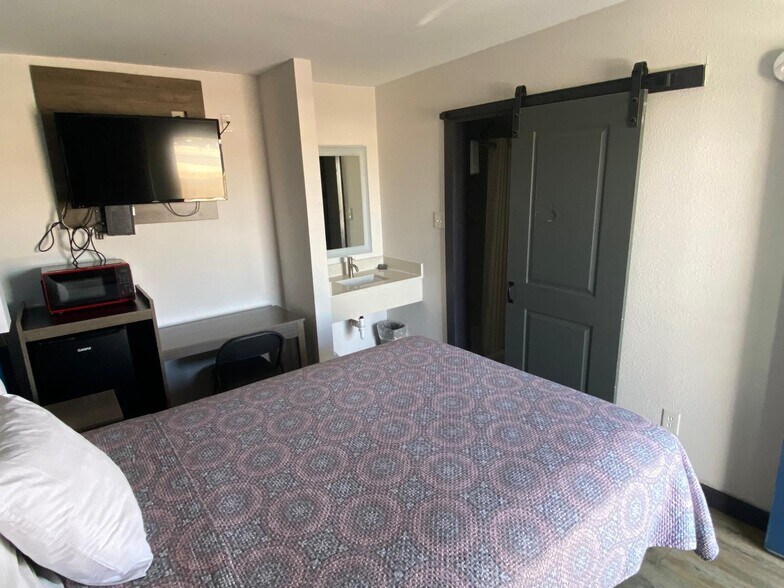 More Photos Of 921 E 8th St, Dallas Hotel For Sale