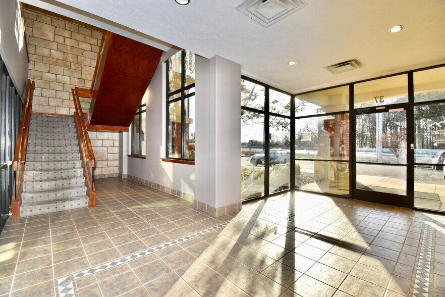 More Photos Of 37 Sandstone Cir, Jackson Office For Sale