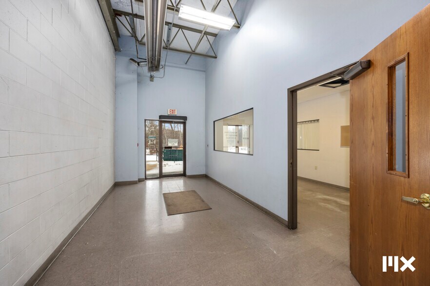 More Photos Of 21685 Northland Dr, Paris Distribution For Sale