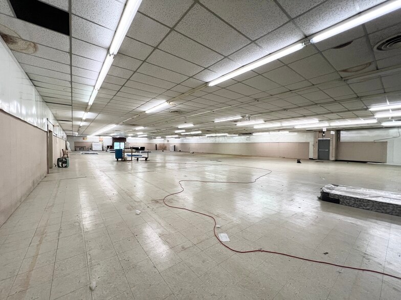 More Photos Of 127 W 7th St, Connersville Freestanding For Sale