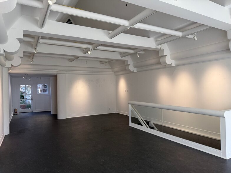 More Photos Of 100 E Dolores St, Carmel General Retail For Lease