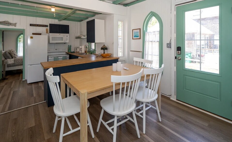 More Photos Of 9 Brunswick Ave, Vineyard Haven Specialty For Sale