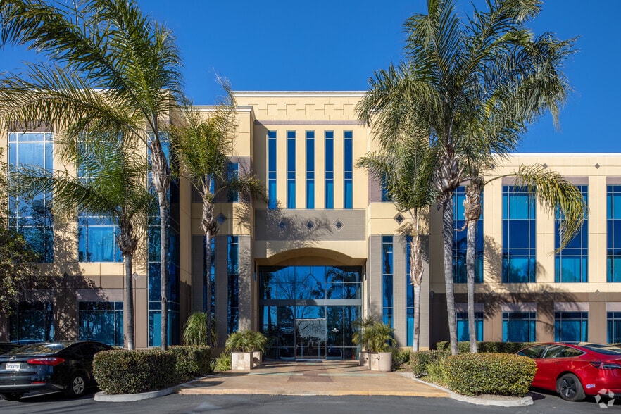 More Photos Of 1 Spectrum Pointe Dr, Lake Forest Office For Lease