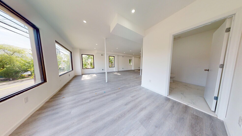 Primary Photo Of 3880 Amboy Rd, Staten Island Storefront Retail Office For Lease