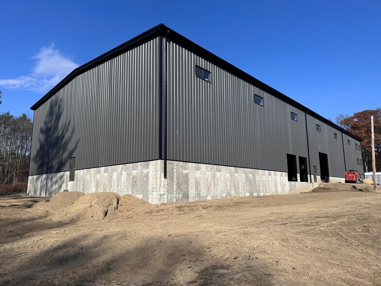More Photos Of 581 Calef Hwy, Epping Warehouse For Lease