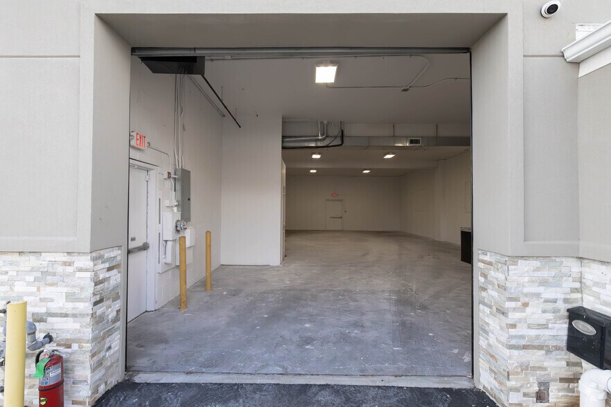 More Photos Of 700 Summa Ave, Westbury Distribution For Lease