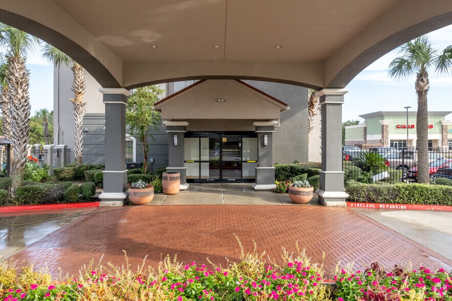 More Photos Of 5820 Walden Rd, Beaumont Hotel For Sale