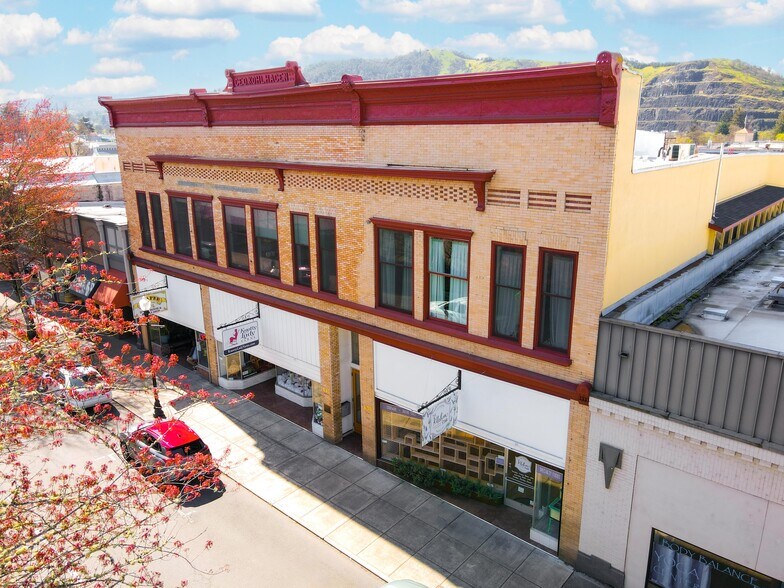 More Photos Of 622-630 SE Jackson St, Roseburg Storefront For Sale