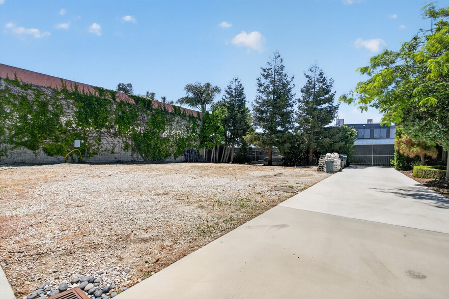 More Photos Of 17066 Palmdale Ln, Huntington Beach Contractor Storage Yard For Sale