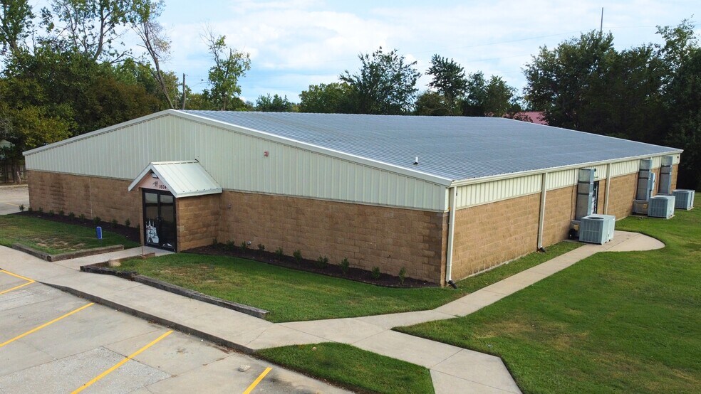 More Photos Of 1604 W Acorn Dr, Rogers Industrial For Lease