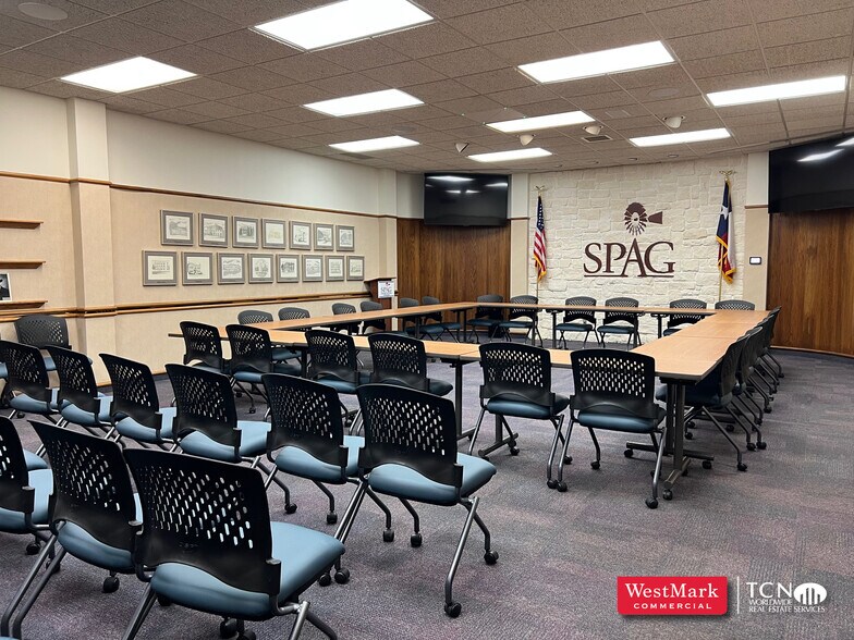 More Photos Of 1323 58th St, Lubbock Office For Lease