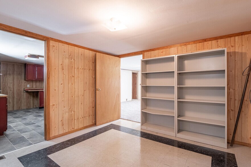 More Photos Of 1116 W County Road 450 N, Brazil Truck Terminal For Lease