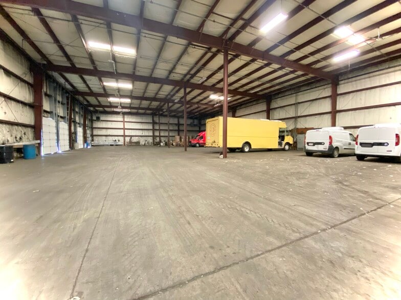 More Photos Of 126 Quinnipiac Ave, North Haven Warehouse For Lease