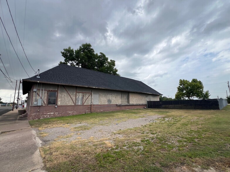 More Photos Of 11 E Texas Ave, Baytown General Retail For Sale