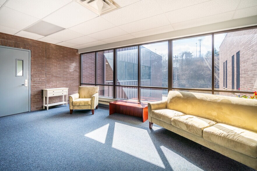 More Photos Of 1000 Church Hill Rd, Pittsburgh Office For Lease