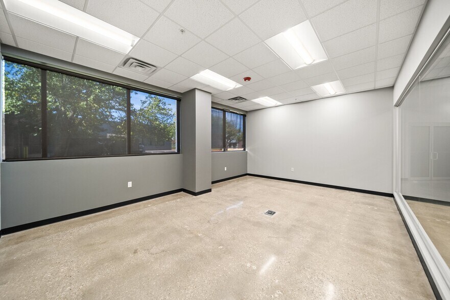 More Photos Of 210 SE 34th St, Bentonville Office For Sale