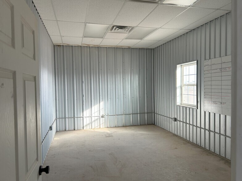 More Photos Of 2086 Oil Mill Rd, Pecos Warehouse For Lease