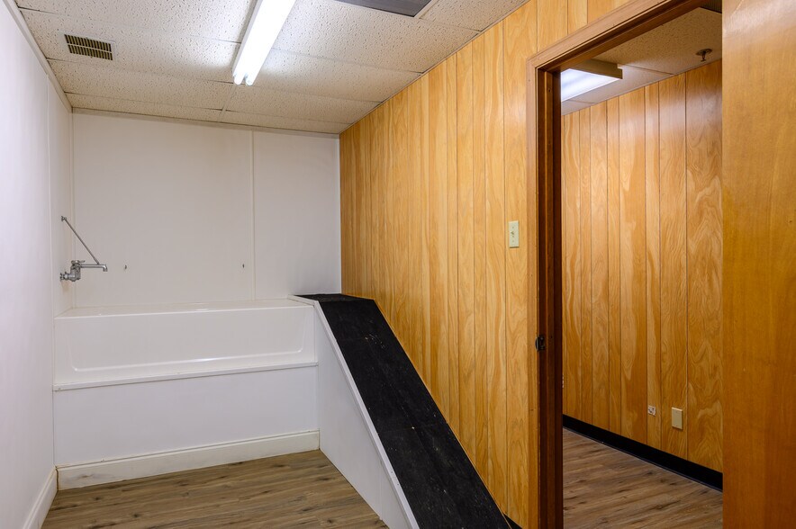 More Photos Of 714 W Chestnut St, Denison Storefront Retail Office For Lease