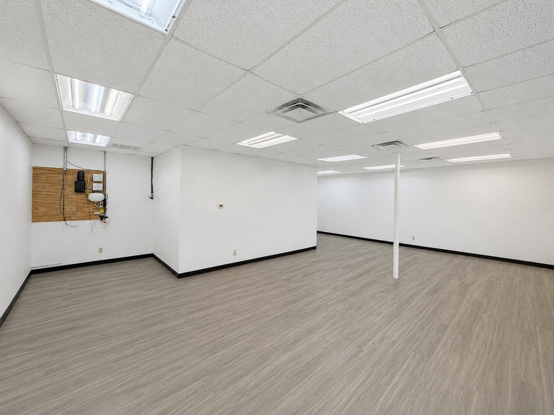 More Photos Of 109 Industrial Blvd, Austin Warehouse For Lease