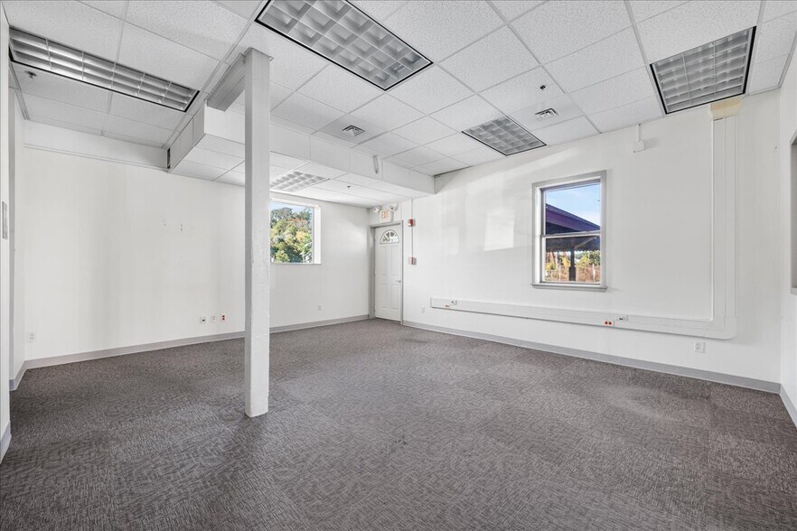 More Photos Of 10 Railroad Pl, Norwich Flex For Lease