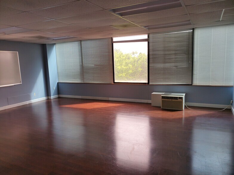 More Photos Of 5612 Saint Barnabas Rd, Oxon Hill Office For Sale