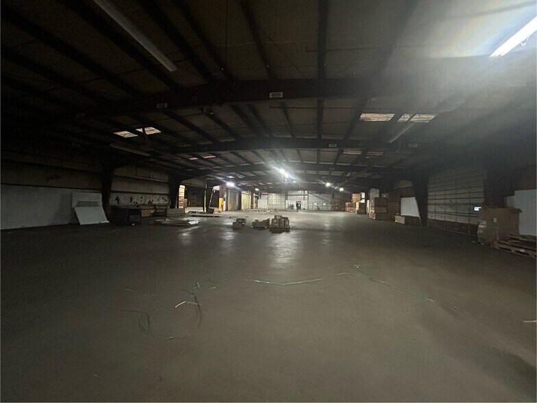 More Photos Of 705 Maple St, Bristol Manufacturing For Sale